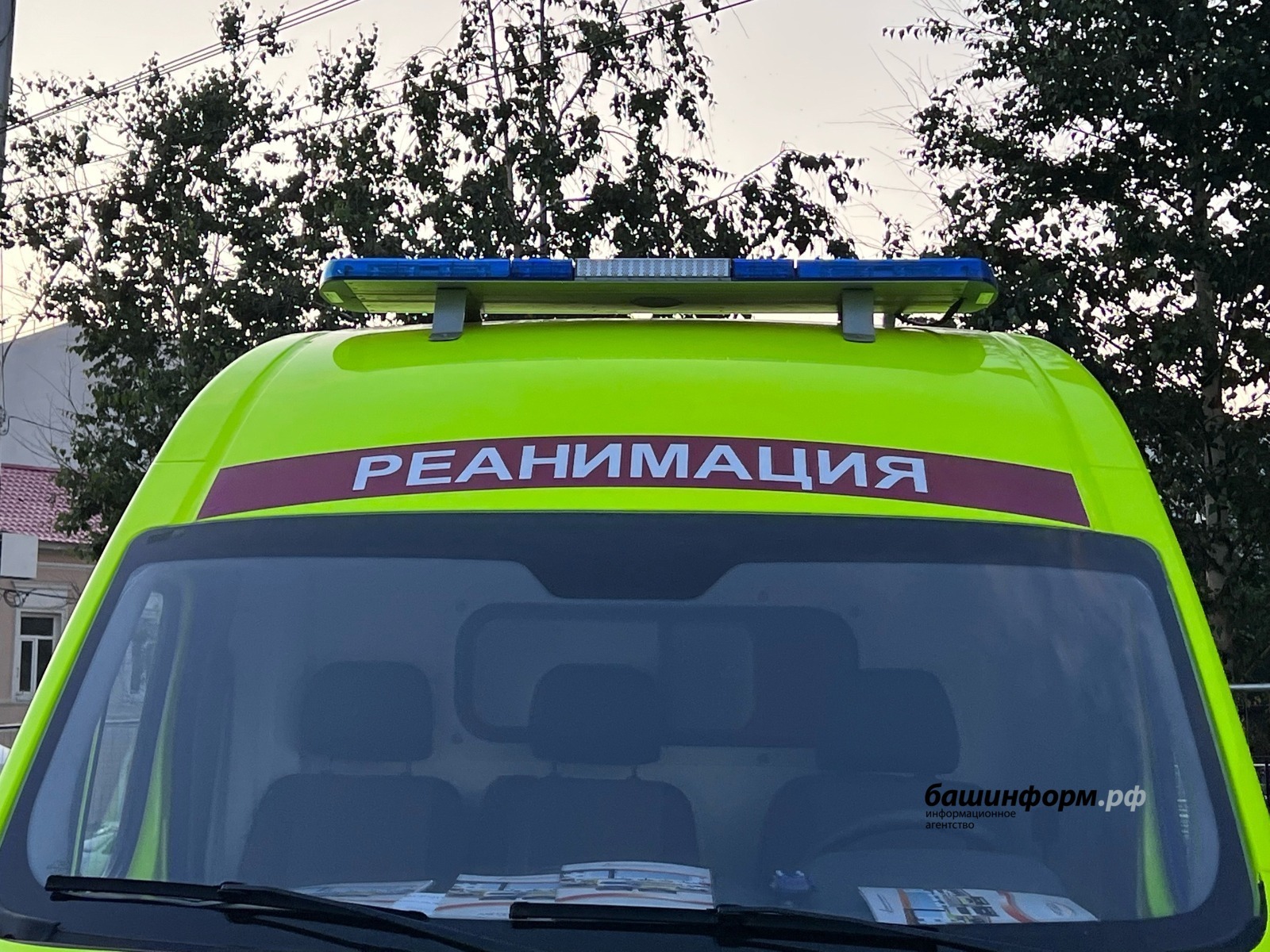 Бер йәшлек сабый тәҙрәнән ҡолап төшкән