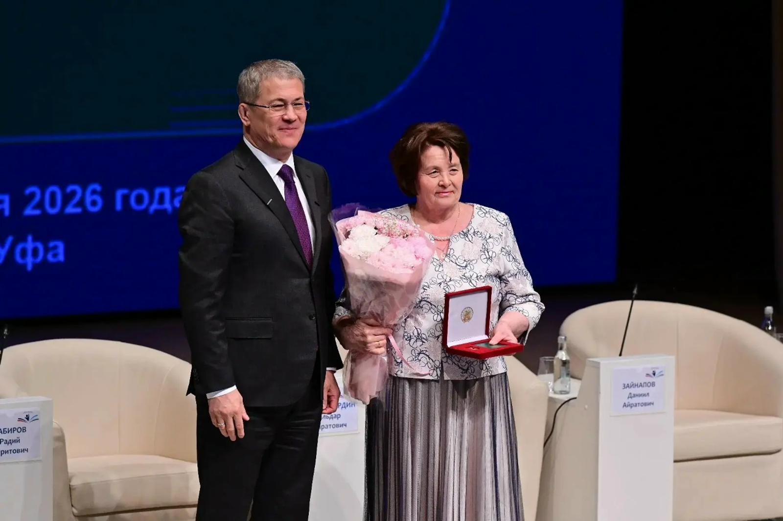 Радий Хәбиров уҡытыусыларға ярҙам саралары хаҡында һөйләне