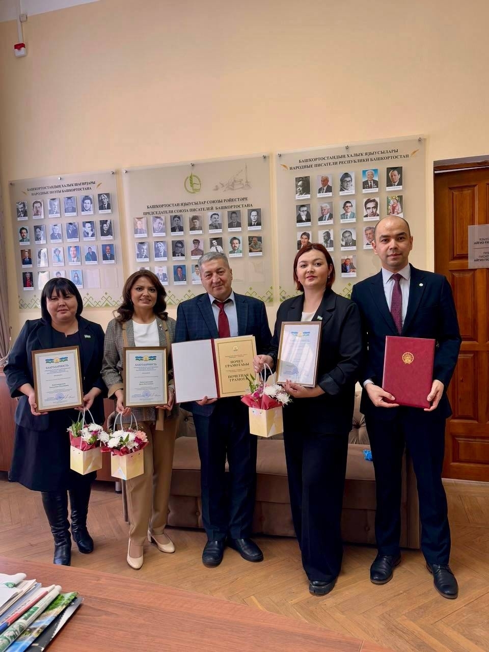 Дәүләт Йыйылышы – Ҡоролтай ултырышы - Яҙыусылар йортонда