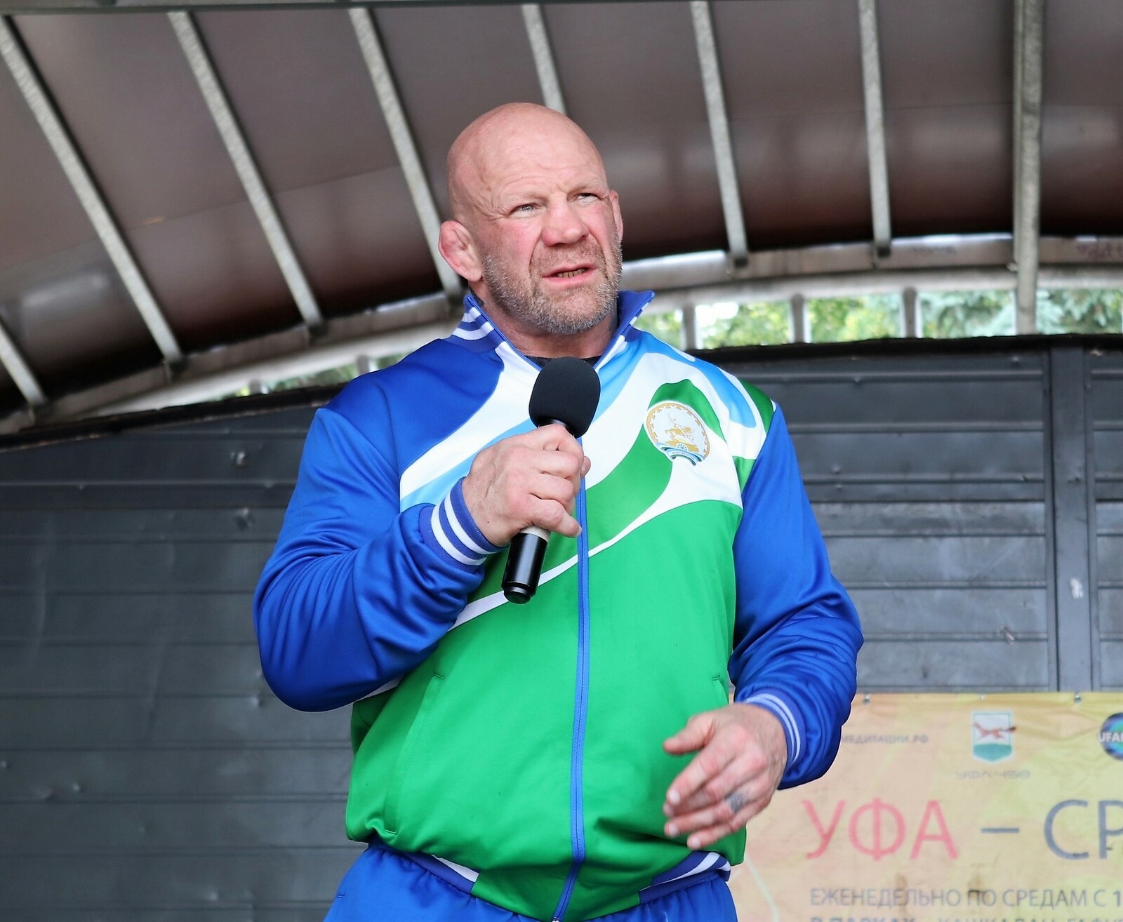 Джееф Монсон инглизсә  һөйләшергә өйрәтәсәк