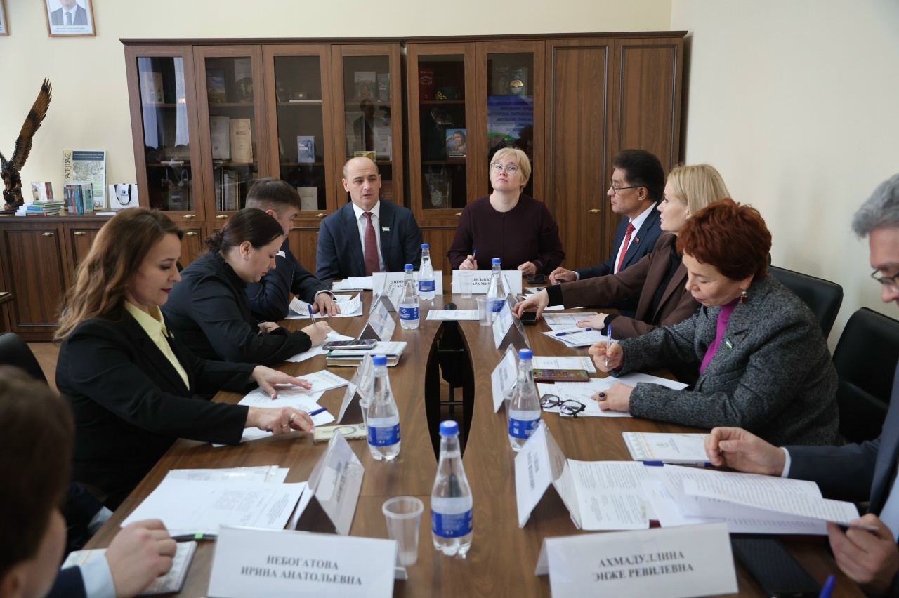 Дәүләт Йыйылышы – Ҡоролтай ултырышы - Яҙыусылар йортонда