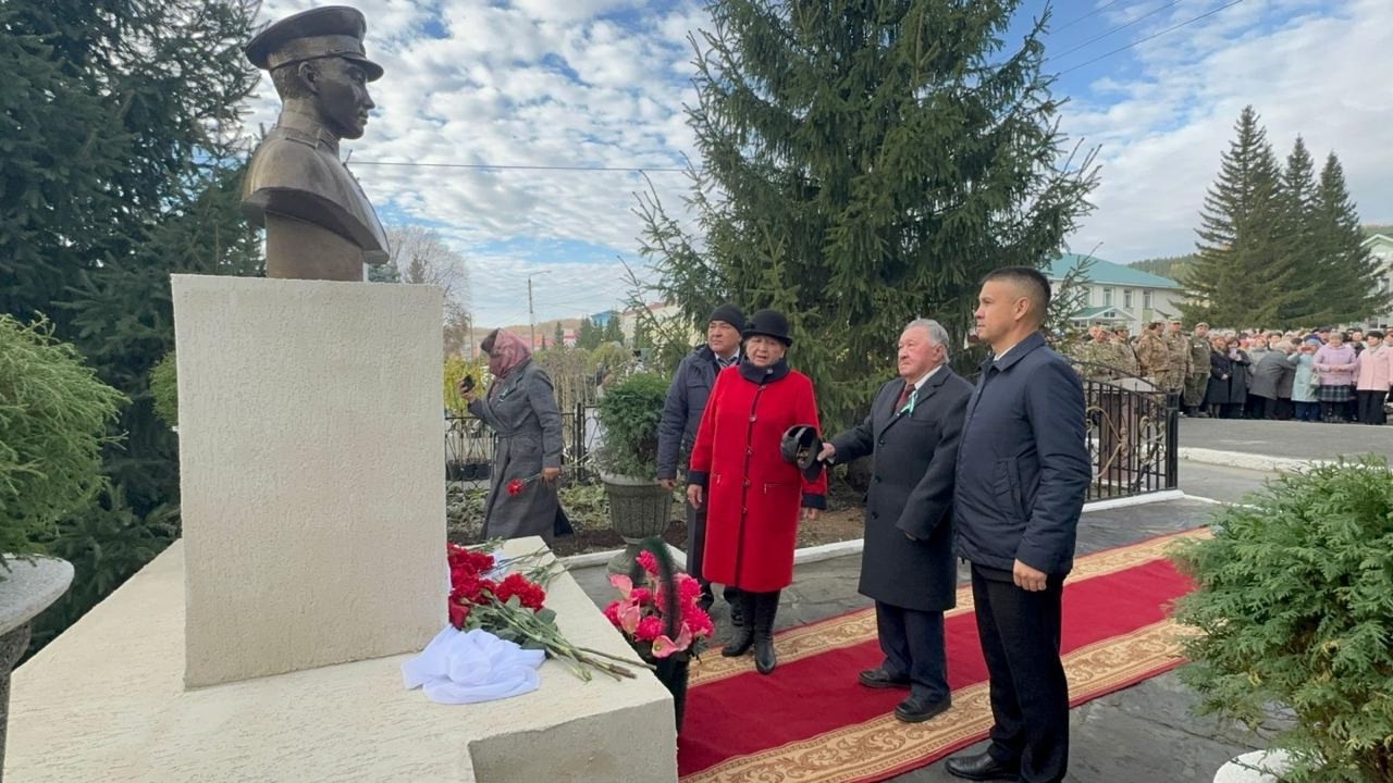 Һәйкәл булып ҡалҡты тыуған ерендә