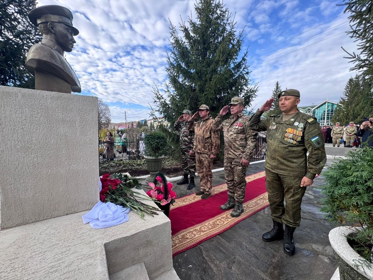 Һәйкәл булып ҡалҡты тыуған ерендә