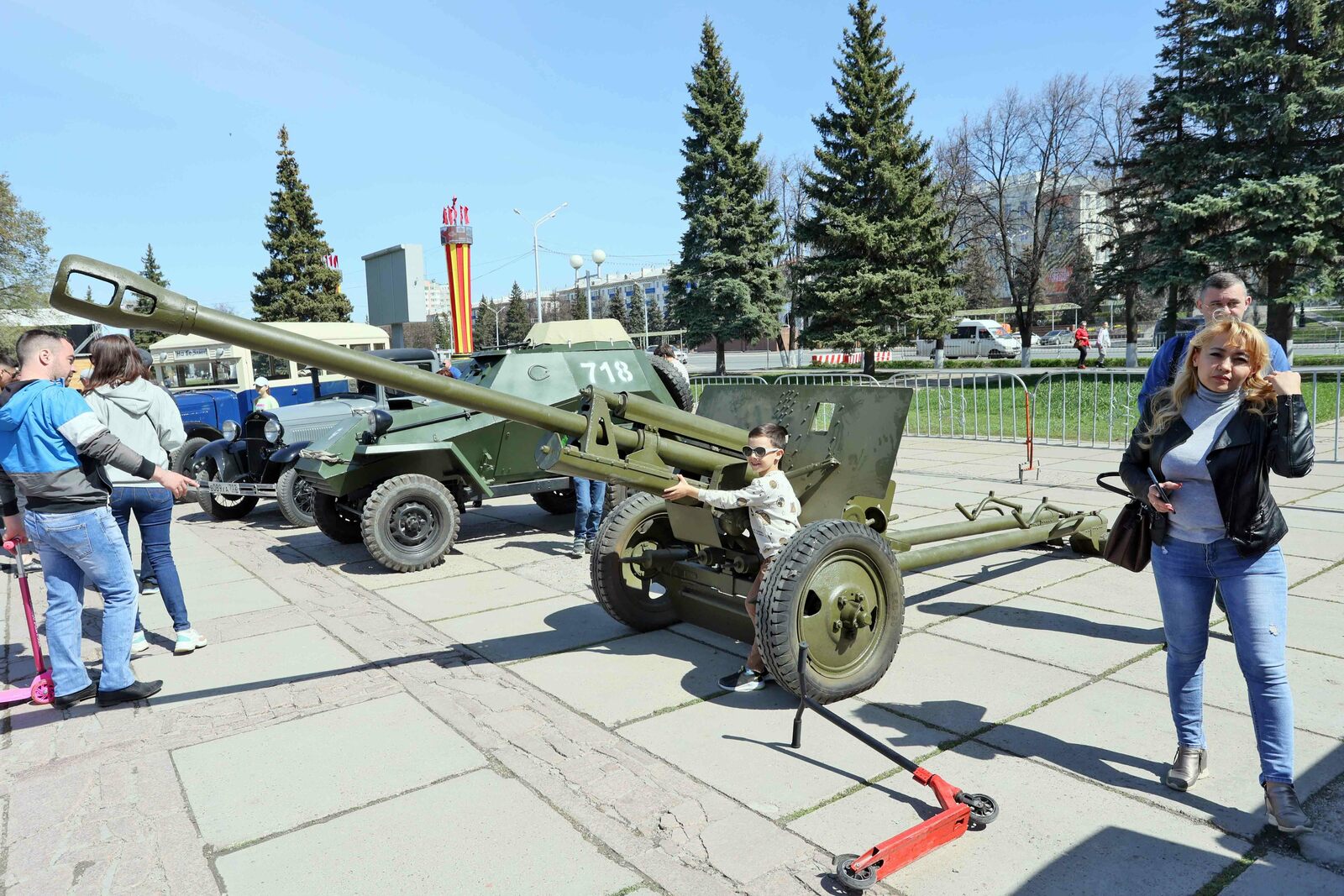 Өфөлә хәрби техника һәм ретро-автомобилдәр күргәҙмәһе эшләй башланы