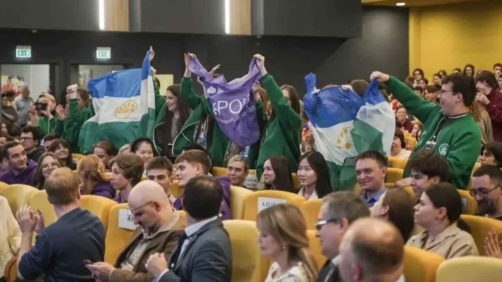 Радий Хәбиров: "Уҡыусыларбыҙ менән ғорурланабыҙ"