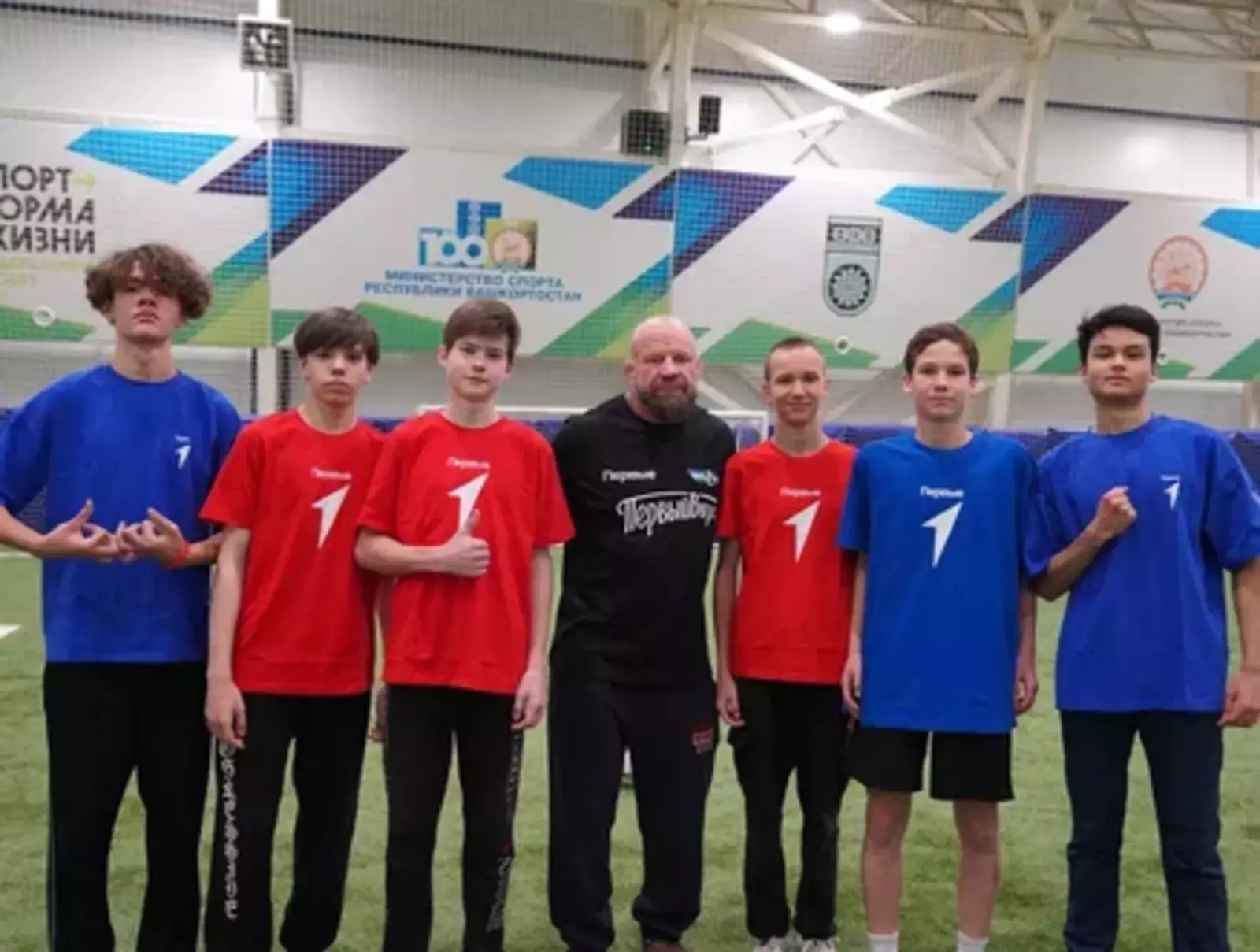 Кумирҙар менән футбол!