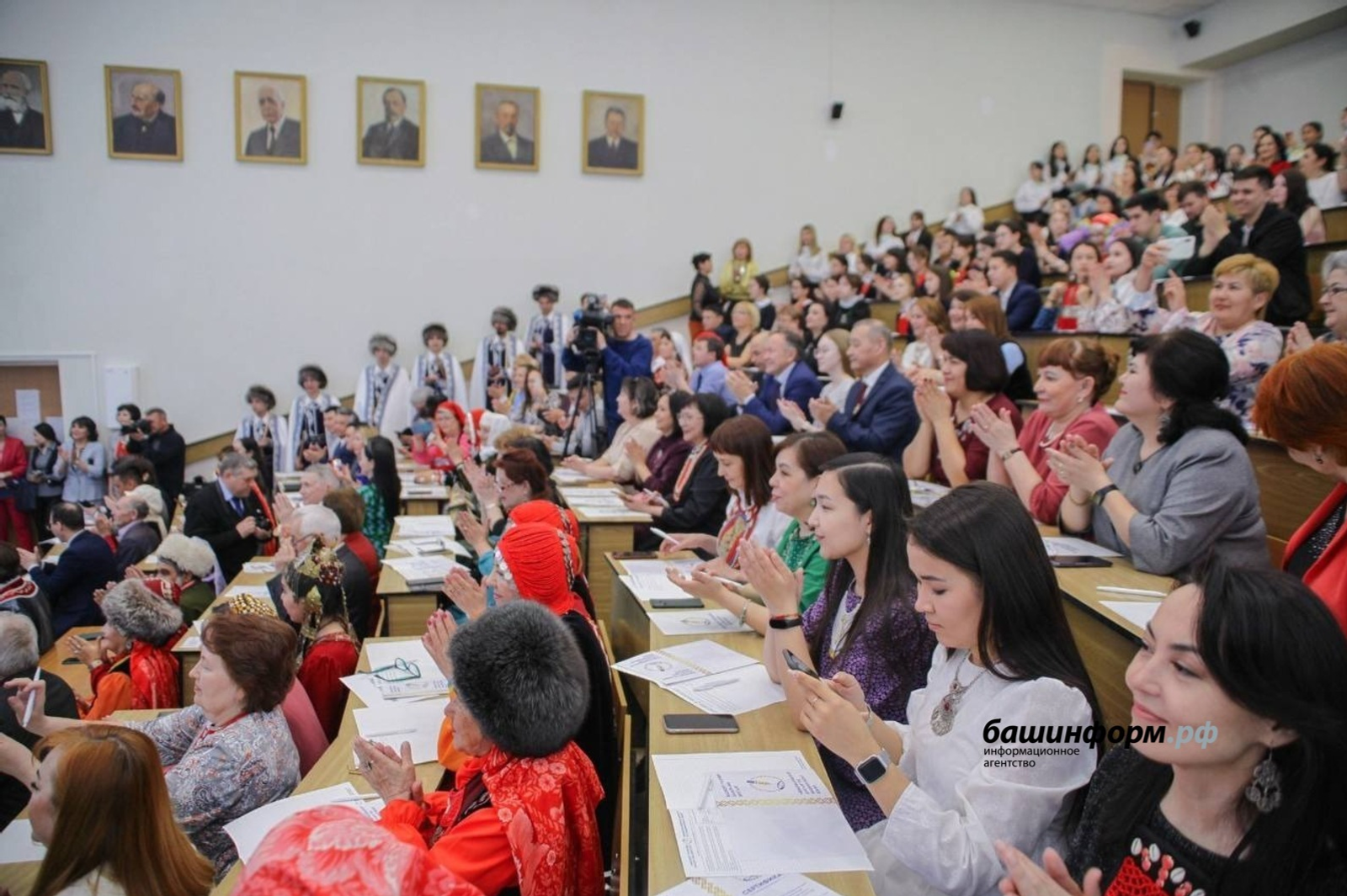 Диктант яҙырға килегеҙ!